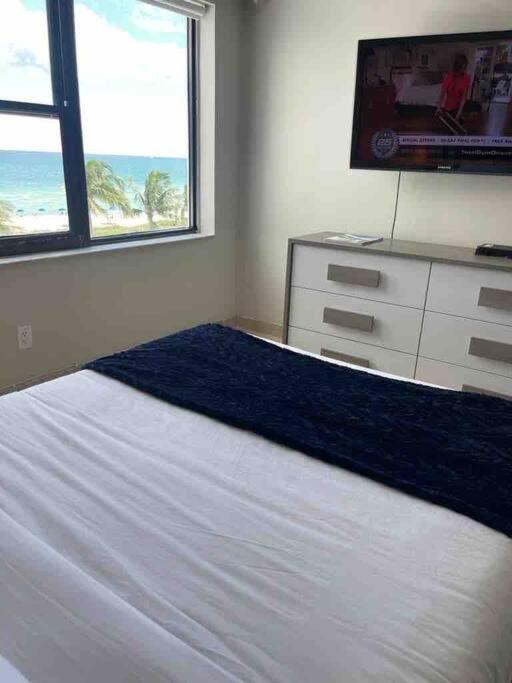 Апартаменты Chic Ocean Front Studio! Майами-Бич Экстерьер фото